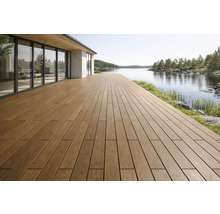 Terrasse avec plancher en bois et vue sur le lac