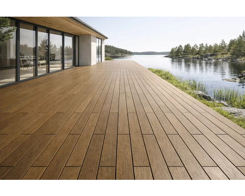 Terrasse avec plancher en bois et vue sur le lac