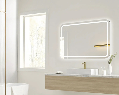 Modernes Badezimmer mit beleuchtetem Spiegel, Waschtisch und Fenster