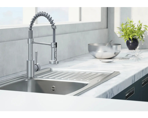 Küchenspüle mit Mischbatterie und spiralförmigem Auslaufschlauch