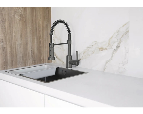 Küchenspüle mit Spültischarmatur und Abtropfschale auf einer Arbeitsplatte