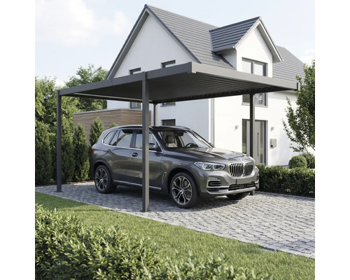 Abri de voiture avec voiture devant une maison.