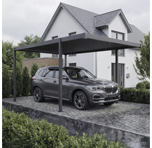 Voiture grise sous un abri de voiture devant une maison