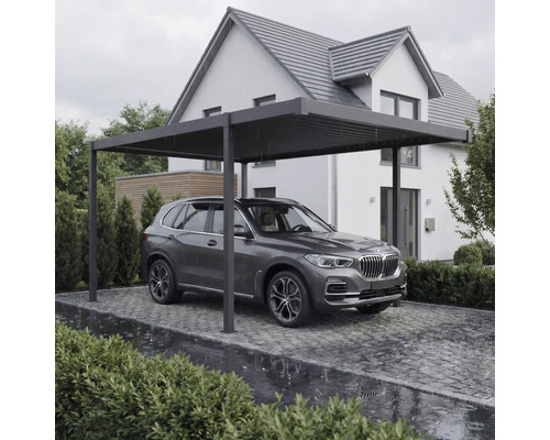 Voiture grise sous un abri de voiture devant une maison