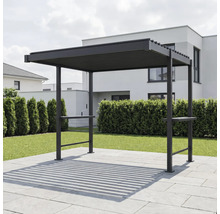 Pergola carrée avec toit à lamelles et deux tables d'appoint sur une terrasse.