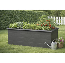 Hochbeet mit Salat, Kräutern und Tomatenpflanzen, Giesskanne und Blumenkorb auf einer Rasenfläche