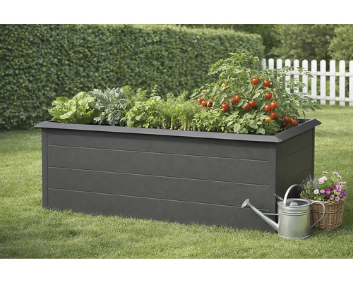 Hochbeet mit Salat, Kräutern und Tomatenpflanzen, Giesskanne und Blumenkorb auf einer Rasenfläche