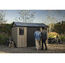 Gartenschuppen mit Satteldach und zwei Personen im Garten.