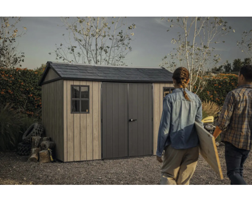 Gartenschuppen mit Doppeltür und zwei Fenstern im Garten