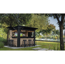 Outdoor-Bar mit Holzverkleidung, schwarzen Akzenten, Barhockern und Beleuchtung im Garten.