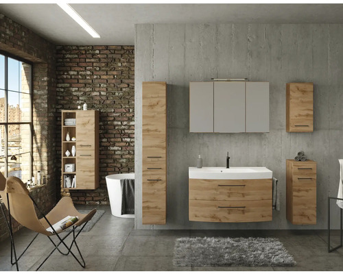 Modernes Badezimmer im Industriestil mit Möbelset in Eichenoptik, Waschtisch mit weißem Becken, Spiegelschrank und Hochschränken.