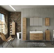 Modernes Badezimmer im Industrial-Stil mit Badmöbeln in Holzoptik, Waschbeckenunterschrank, Spiegelschrank, Badewanne und Sichtbetonwand.