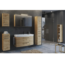 Badezimmer-Set in Eiche-Optik mit Waschtisch, Spiegelschrank inklusive Beleuchtung und mehreren Schränken in einem modern gestalteten Badezimmer.