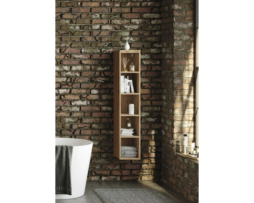 Hohes schmales Wandregal aus Holz mit fünf offenen Fächern an einer Ziegelwand im Badezimmer neben einer Badewanne und einem Teppich.