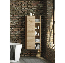 Wandhängender Badezimmer-Hochschrank in Holzoptik mit zwei Türen und fünf offenen Regalfächern an einer Ziegelwand neben einer Badewanne.