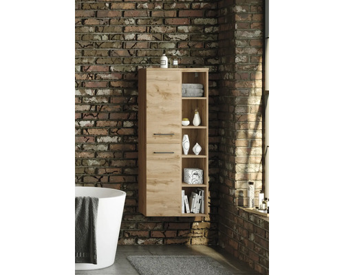 Wandhängender Badezimmer-Hochschrank in Holzoptik mit zwei Türen und fünf offenen Regalfächern an einer Ziegelwand neben einer Badewanne.