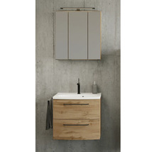 Modernes Badezimmerset mit Waschbeckenunterschrank in Holzoptik, Waschbecken, Armatur und dreitürigem Spiegelschrank an einer Wand in Betonoptik.