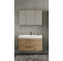 Modernes Badezimmermöbel-Set mit Unterschrank in Holzoptik, zwei Schubladen, weißem Waschtisch und einem dreitürigen Spiegelschrank mit Beleuchtung.
