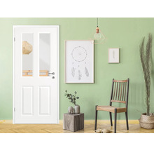 Weiße Innentür mit Glaseinsätzen in einem hellen, stilvollen Raum.