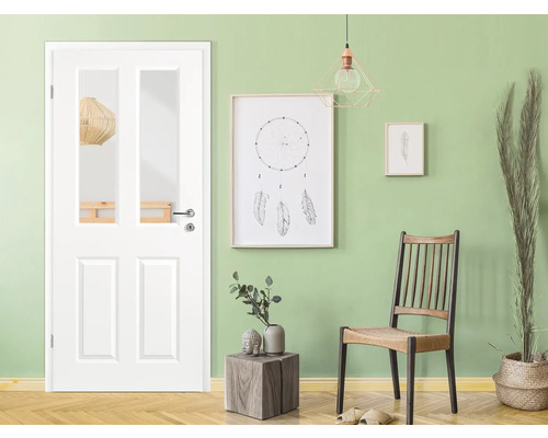 Weiße Innentür mit Glaseinsätzen in einem hellen, stilvollen Raum.