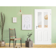 Vue d'intérieur avec porte intérieure blanche avec insert en verre et éléments décoratifs