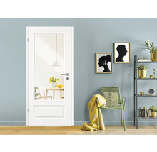 Helle Inneneinrichtung mit einer weißen Innentür mit Glaseinsatz