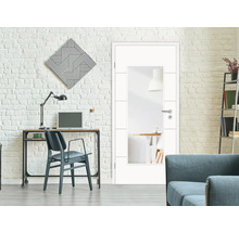 Scène avec porte intérieure blanche à insert en verre dans un espace de vie lumineux avec bureau et étagères