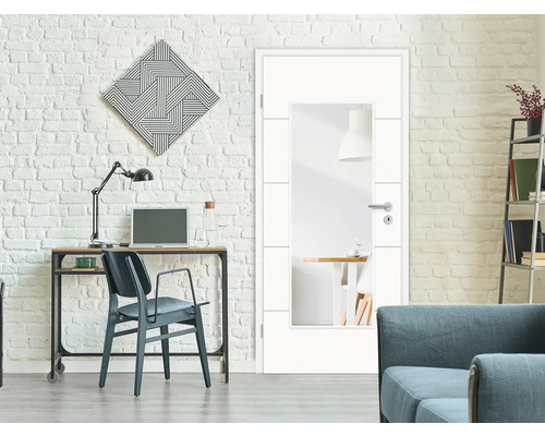 Scène avec porte intérieure blanche à insert en verre dans un espace de vie lumineux avec bureau et étagères