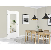 Vue intérieure d'une salle à manger avec une porte intérieure blanche avec insert en verre.