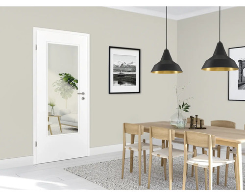 Vue intérieure d'une salle à manger avec une porte intérieure blanche avec insert en verre.