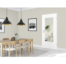 Esszimmer mit Esstisch, Stühlen, Pendelleuchten und Innentür mit Glaseinsatz.