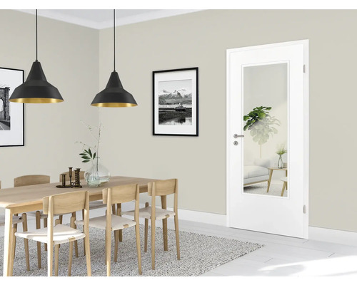 Esszimmer mit Esstisch, Stühlen, Pendelleuchten und Innentür mit Glaseinsatz.