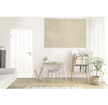 Salon avec porte, bureau et bibliothèque dans une ambiance claire et conviviale.