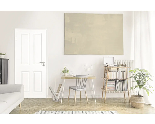 Salon avec porte, bureau et bibliothèque dans une ambiance claire et conviviale.