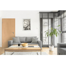 Salon avec canapé gris, table en bois et porte