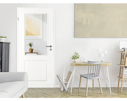 Scène d'intérieur avec porte intérieure blanche avec insert en verre