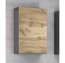Wandhängender Badschrank mit dunkelgrauem Korpus und Front in Holzoptik, montiert an einer grau gefliesten Wand.
