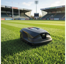 Rasenmähroboter auf einem Fussballfeld mit Rasenstreifen