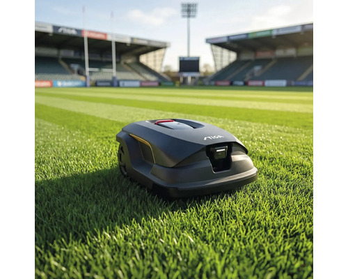 Rasenmähroboter auf einem Fussballfeld mit Rasenstreifen