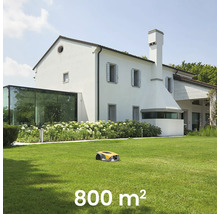 Szene mit einem Rasenmähroboter vor einem Haus mit einer Rasenfläche von 800 Quadratmetern.