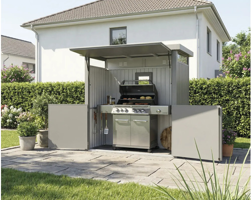 Außenaufnahme eines Grillplatzes mit Grillküche und Grill im Garten.