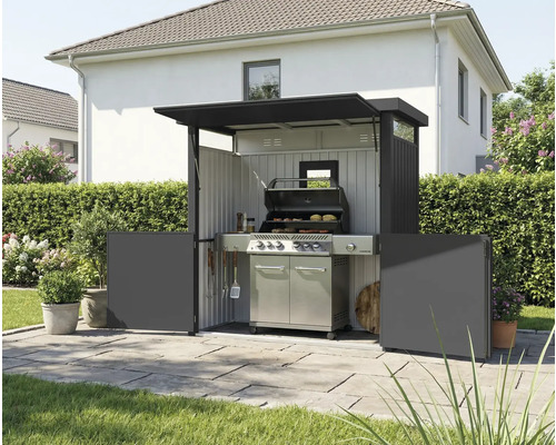 Grillplatz mit Grill, Grillbesteck und seitlichen Sichtschutzelementen