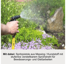 Arrosage avec un pistolet d'arrosage de jardin en laiton et plastique dans le jardin