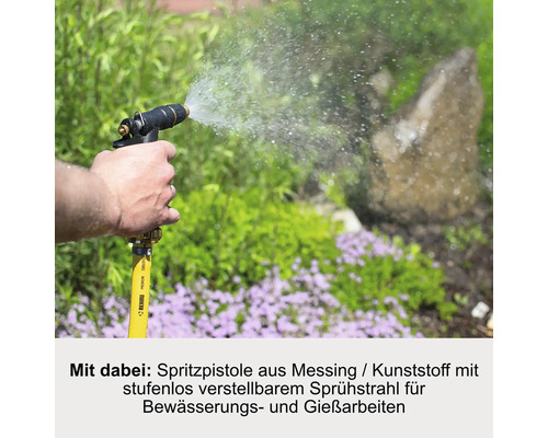 Arrosage avec un pistolet d'arrosage de jardin en laiton et plastique dans le jardin