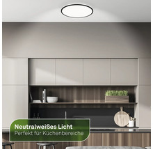 Plafonnier moderne avec bord noir dans une cuisine