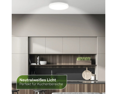 Deckenleuchte in einer modernen Küche mit neutralweißem Licht