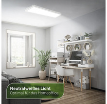 Modernes Arbeitszimmer mit Schreibtisch, Stuhl, Regalen und einer rechteckigen Deckenleuchte