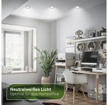 Bureau lumineux avec bureau, étagères et spots de plafond blanc neutre