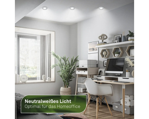 Bureau lumineux avec bureau, étagères et spots de plafond blanc neutre