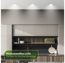 Cuisine moderne avec spots de plafond pour une lumière blanche neutre